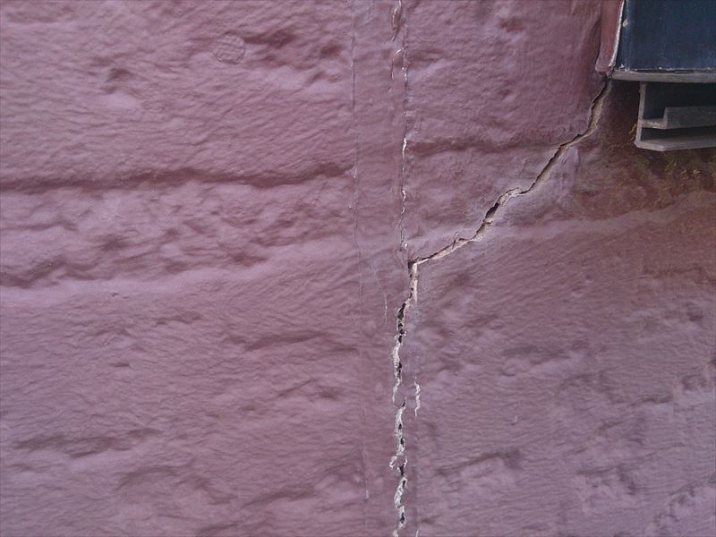 君津市北久保　外壁に出来た亀裂