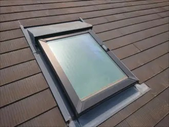スレート屋根に設置された天窓