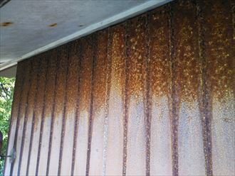 トタンの外壁の錆は進行すると穴が開き 雨漏りに繋がります 君津市 千葉の外壁塗装 屋根塗装 塗り替えは街の外壁塗装やさん千葉本店へ トタンの外壁の錆は進行すると穴が開き 雨漏りに繋がります 君津市 千葉の外壁塗装 屋根塗装 塗り替えは街の外壁塗装やさん千葉本店へ