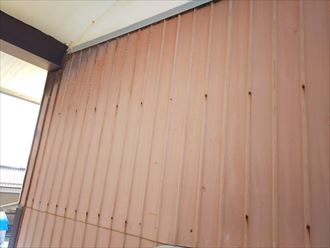 トタンの外壁の錆は進行すると穴が開き 雨漏りに繋がります 君津市 千葉の外壁塗装 屋根塗装 塗り替えは街の外壁塗装やさん千葉本店へ