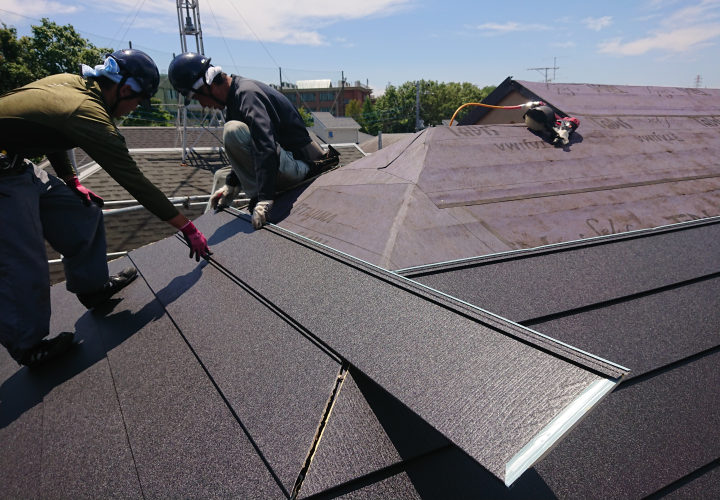 スレート屋根のカバー工法で使用できる屋根材 ：一般的に、屋根カバー工法で使用される屋根材は軽量の金属屋根が主流です。