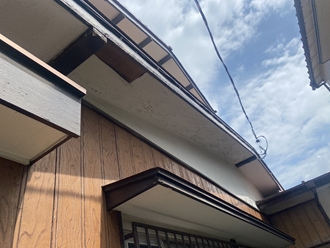 船橋市金杉にて経年劣化した軒天と木部、軒天・木部塗装工事を実施