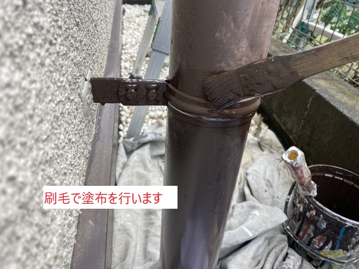 刷毛塗装：細部まで丁寧に塗り上げる