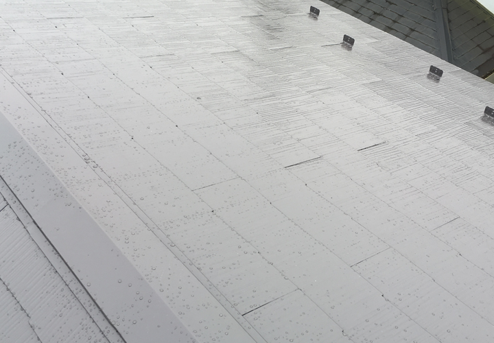 遮熱塗料による塗装メンテナンスが完了したスレート屋根