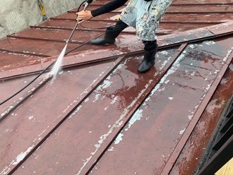 船橋市本町にて瓦棒屋根の劣化、下地調整を行い屋根塗装工事を実施