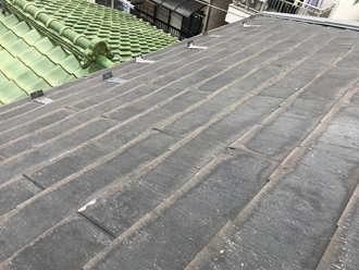 屋根カバー工事前の劣化したパミール屋根