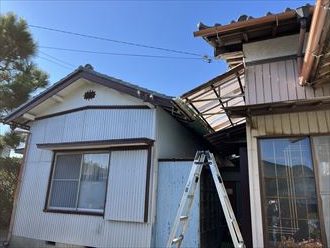 君津市外箕輪にて築50年の母屋と離れの間の波板に穴が開いてしまったので修理したいとのご要望