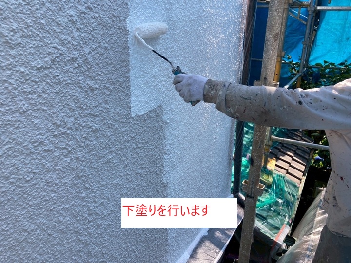 ■ 下塗り：外壁と塗料を密着させる重要工程