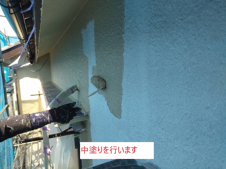 ■ 中塗り：塗膜の厚みを確保し、耐久性を高める