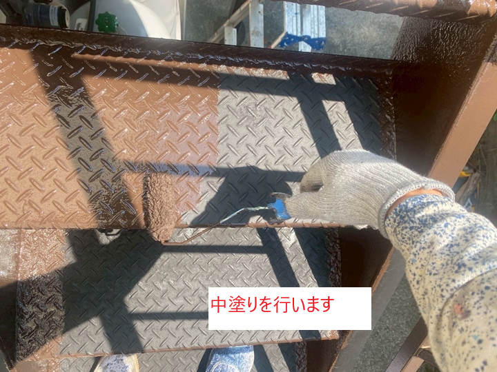 中塗り：塗膜の厚みと色を整える工程