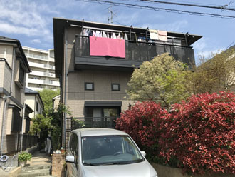 屋根塗装とシーリング打ち替え工事を検討している2階建てのスレート屋根住宅