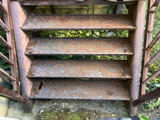 錆びた鉄階段