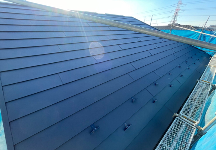スーパーガルテクトによる屋根カバー工法が竣工