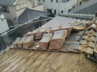台風による雨漏りの原因と対策を詳しく解説、雨漏り解消例として屋根葺き直し工事もご紹介