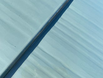 洗浄されたガルバリウム鋼板屋根の隙間