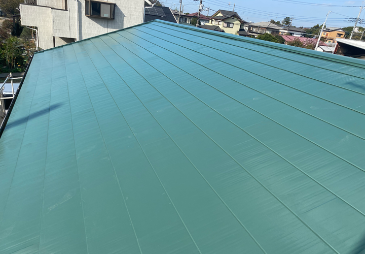 塗装メンテナンスが完了したガルバリウム鋼板の屋根