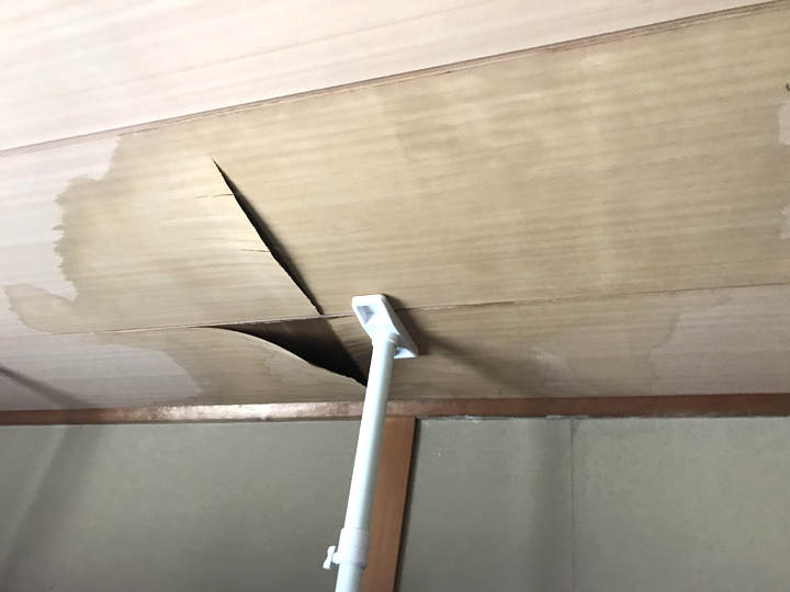 天井にできたシミを放置することのリスク