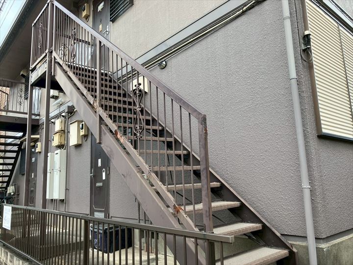 劣化の進行が見られる鉄骨階段
