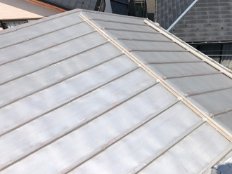塗膜が劣化したガルバリウム鋼板屋根
