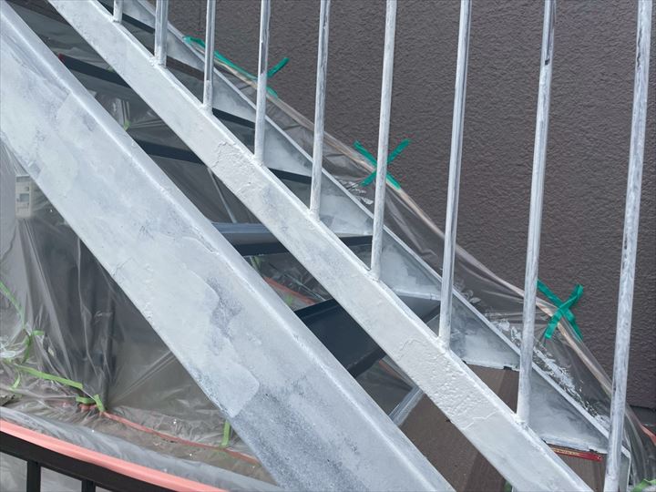 鉄骨階段塗装の下塗り
