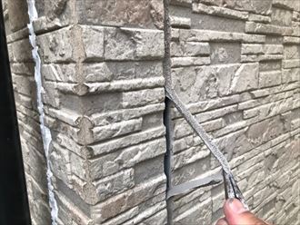 船橋市習志野台でサイディング外壁の塗装工事、本日はシーリングの施工を行いました
