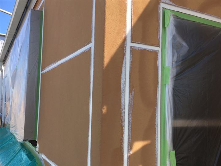 シーリング作業から外壁塗装作業へ