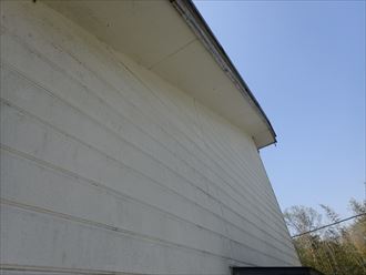 千葉市緑区土気町にてサイディング外壁の塗膜が剥がれ目地のシーリングが劣化しています 千葉の外壁塗装 屋根塗装 塗り替えは街の外壁塗装やさん千葉本店へ