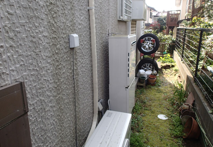 苔で緑色に変色したサイディング外壁
