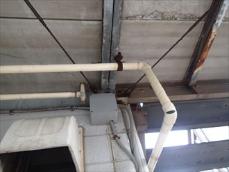 1階外通路天井の配管