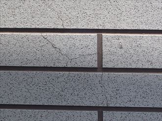 外壁やシーリングにひび割れ 塗り直し時期かもしれません 袖ヶ浦市 千葉の外壁塗装 屋根塗装 塗り替えは街の外壁塗装やさん千葉本店へ