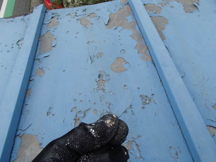 瓦棒屋根の前回塗装が剝離