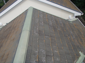 経年劣化で藻や欠けが発生したスレート屋根