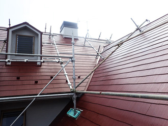 急勾配の屋根塗装では屋根足場を設置