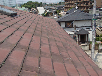 雨染みが目立つ天窓付きのスレート屋根