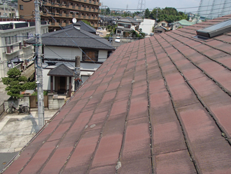 雨染みが目立つスレート屋根