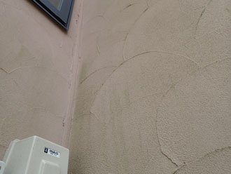 凸凹のあるジョリパット外壁は汚れが付着しやすいため定期的な塗装メンテナンスが必要です