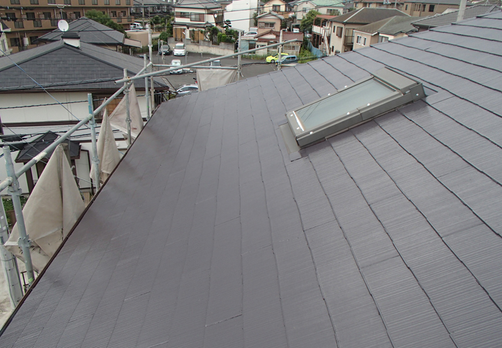 サーモアイ４Fクールディープグレーを使用した屋根塗装後のスレート屋根