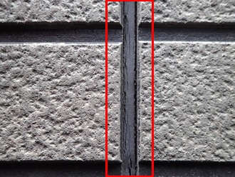 シーリング材が劣化して外壁材から剥離