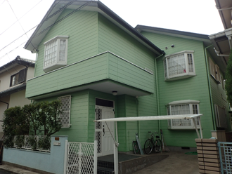 外壁塗装と屋根塗装を検討しているミントグリーン色の2階建て住宅