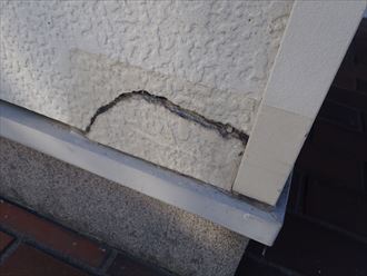 旭市泉川では防水性の低下した窯業系サイディングにクラックが発生していました