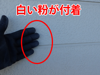 船橋市海神のお住まいにて、チョーキング現象が発生している外壁を調査！発生した白い粉の正体は？