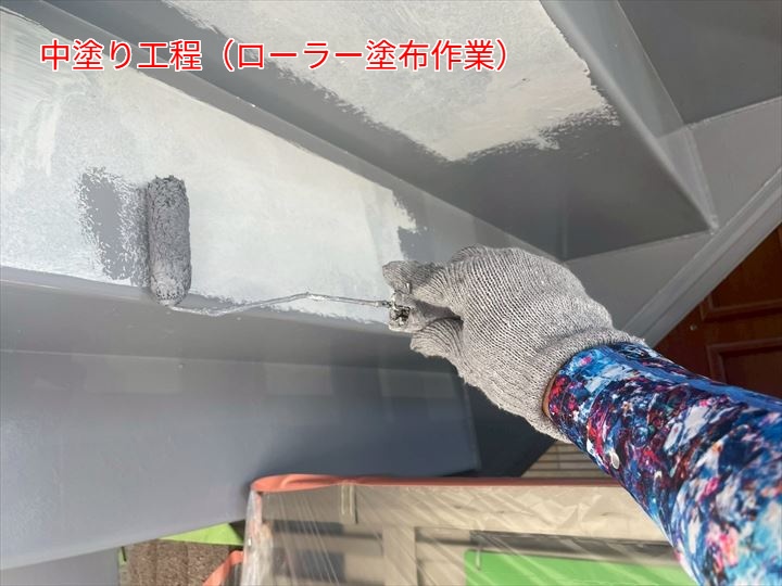 中塗りローラー作業