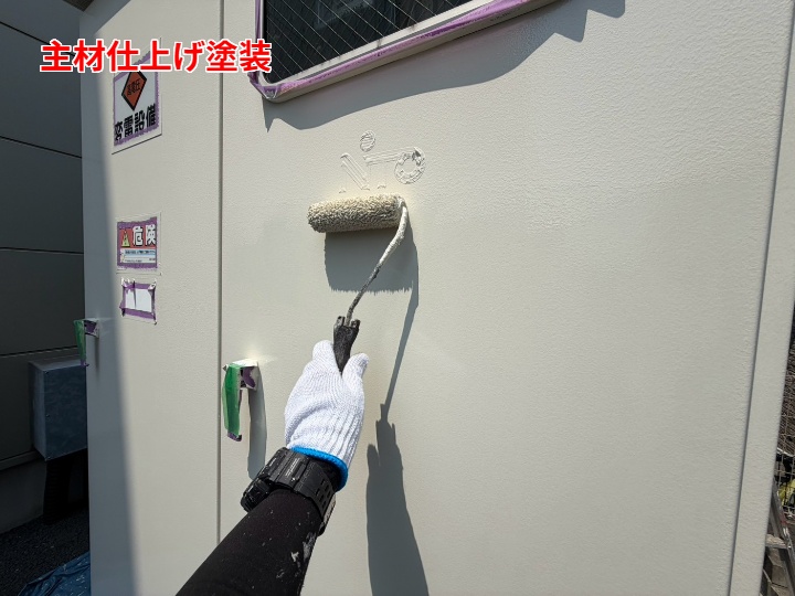 主材の上塗り作業
