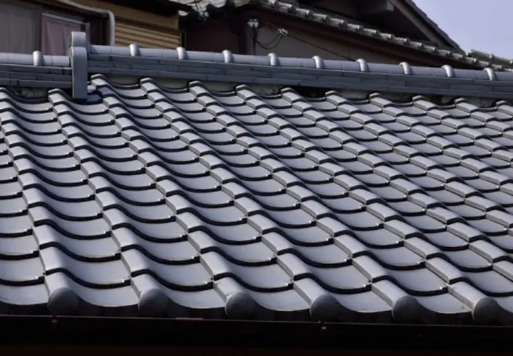 屋根材に瓦を使用するメリット！塗装メンテナンスが必要なセメント瓦の調査の様子と合わせてご紹介！