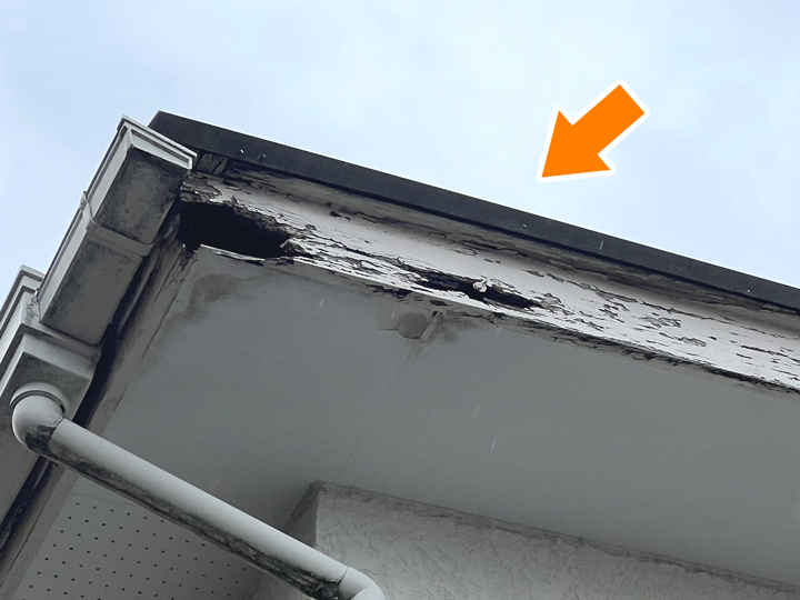 経年で傷み穴が開いた破風