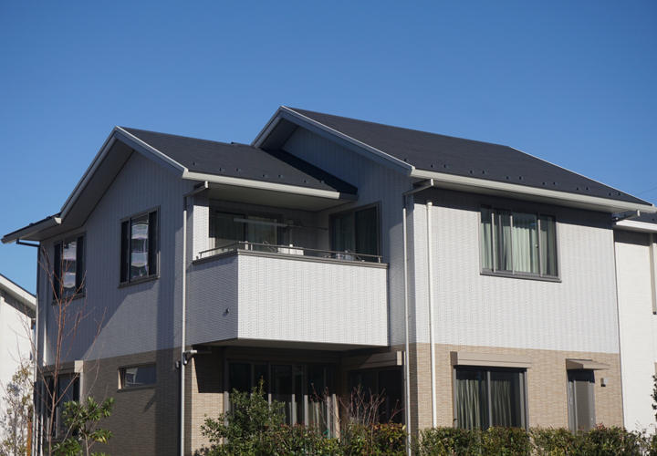 ベランダのある2階建て住宅