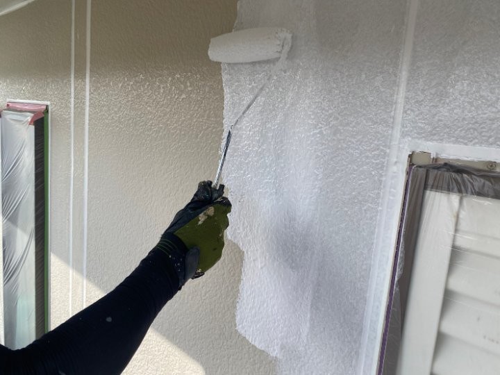 外壁全体の下塗り作業