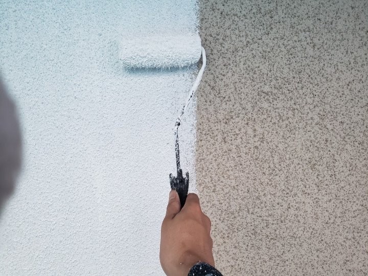 外壁の下塗り作業