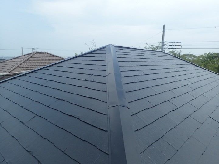 屋根に「カバー工事とパーフェクトベストを用いた塗装工事」を併せて施工したお住まい