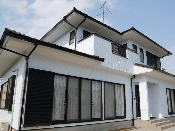 無機塗料スーパーセランフレックスを用いた外壁塗装工事でリフォームしたお住まい